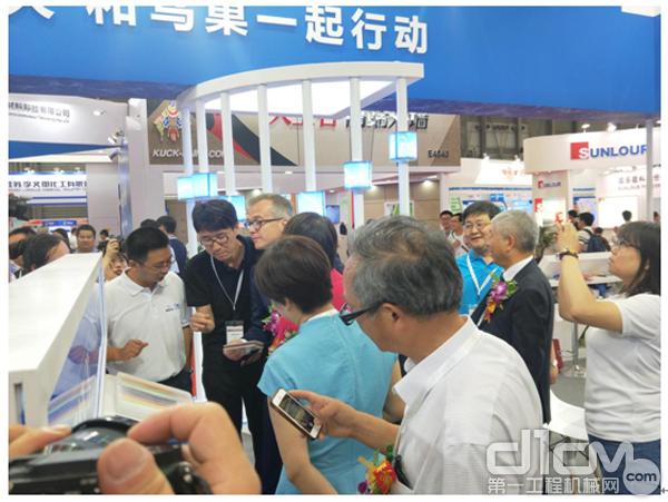 晨阳水漆展台吸引了众多参者驻足