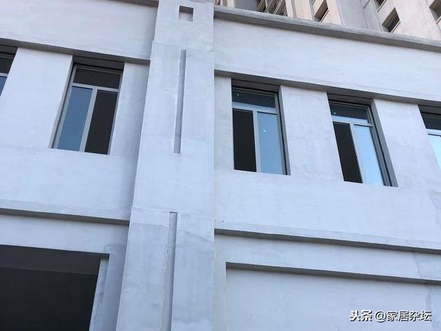 真石漆喷涂前要做什么？腻子和底漆怎么做？如何防止真石漆开裂？