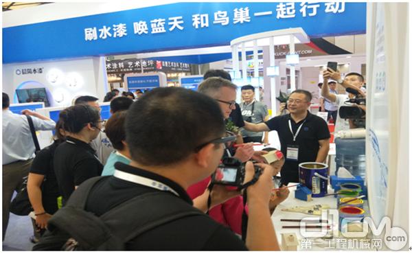 晨阳水漆展台吸引了众多参者驻足